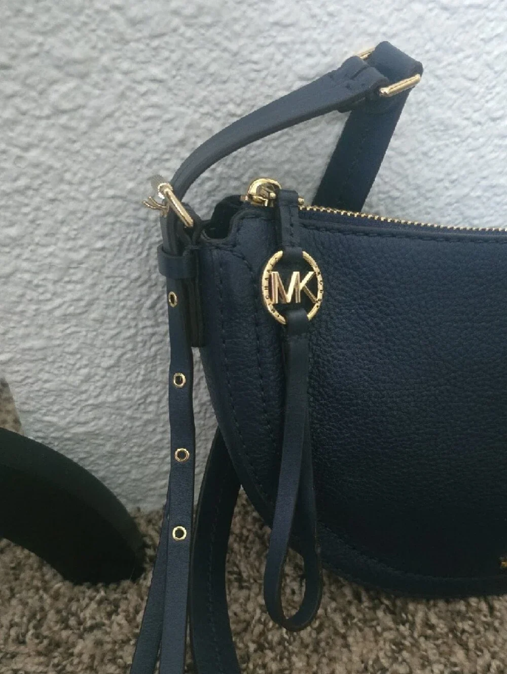 Michael Kors Dark Navy Leather Crescent Med Crossbody Bag W Gold Hardware (EUC)✨
